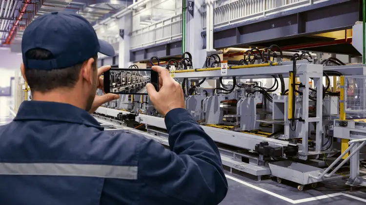 Осмотр производственной линии для банков